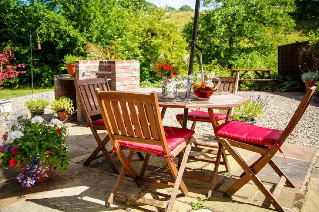River Cottage@Cwm Mill - Riverside Family Holidays In The Black Mountains Херфорд Екстериор снимка